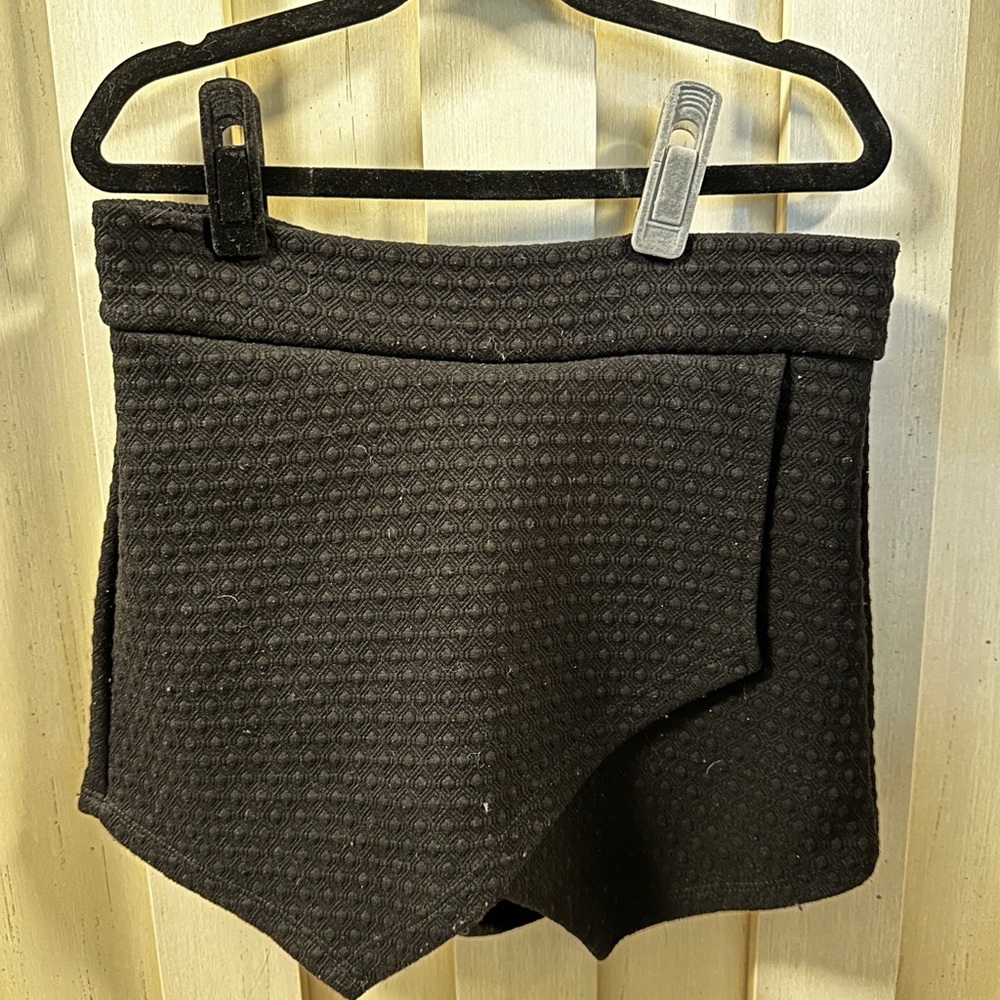 Bebe Black Textured Skorts with Asymmetrical Hem